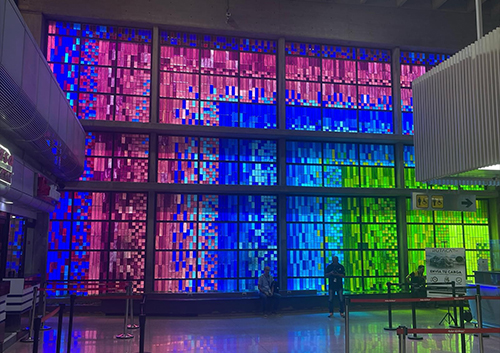 El arte luminoso de Ángel Atienza en la arquitectura venezolana